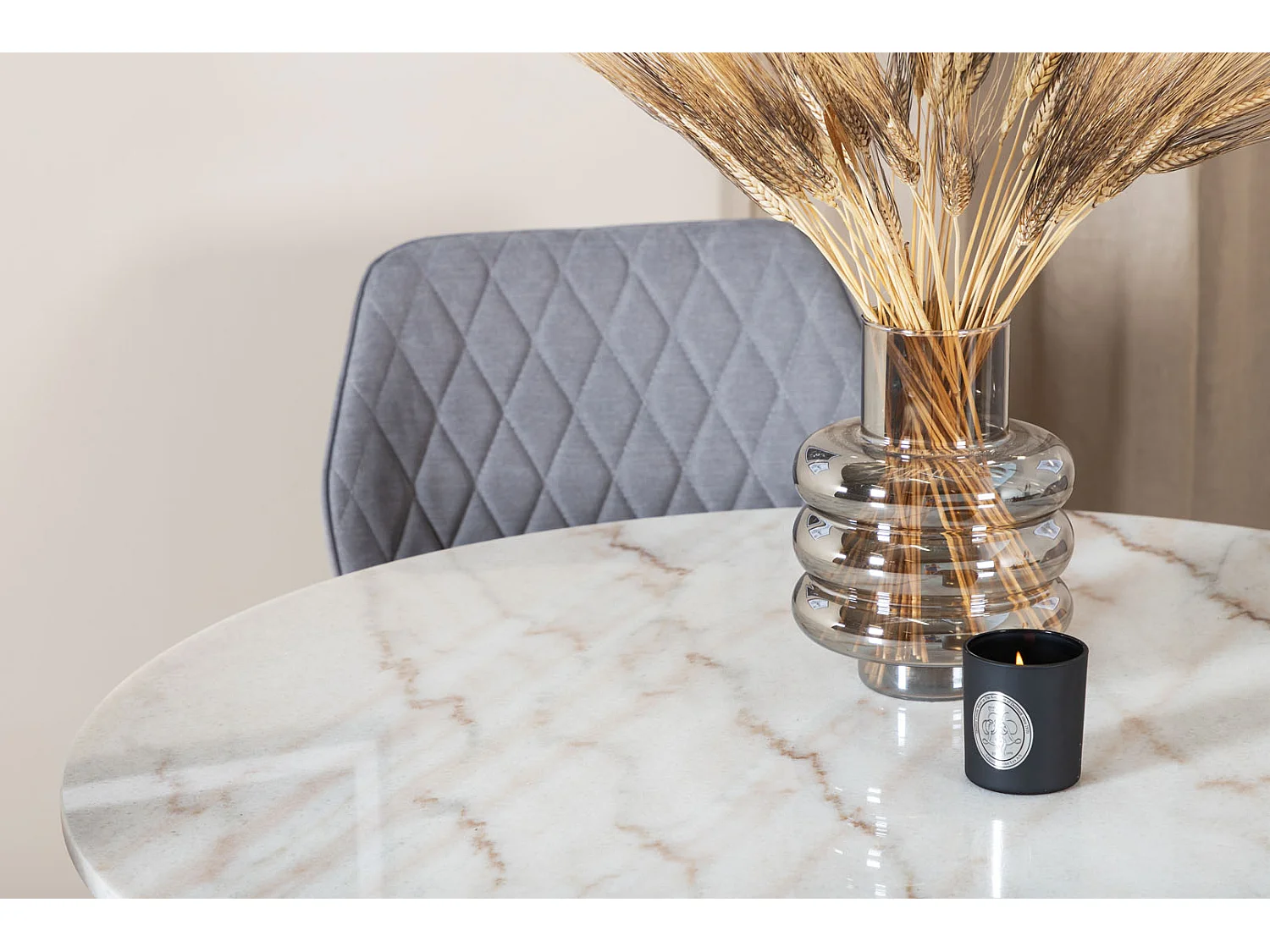 EstelleØ106WHBL eethoek eetkamertafel wit, marmer en 4 Gemma eetkamerstal grijs.