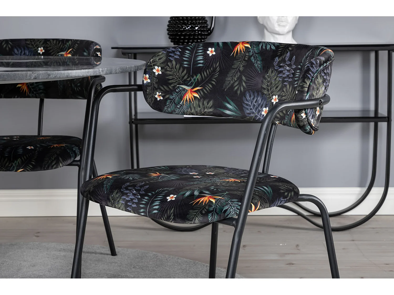 EstelleØ106BLBL ensemble table, table noir, marbre et 4 Arrow chaises noir.