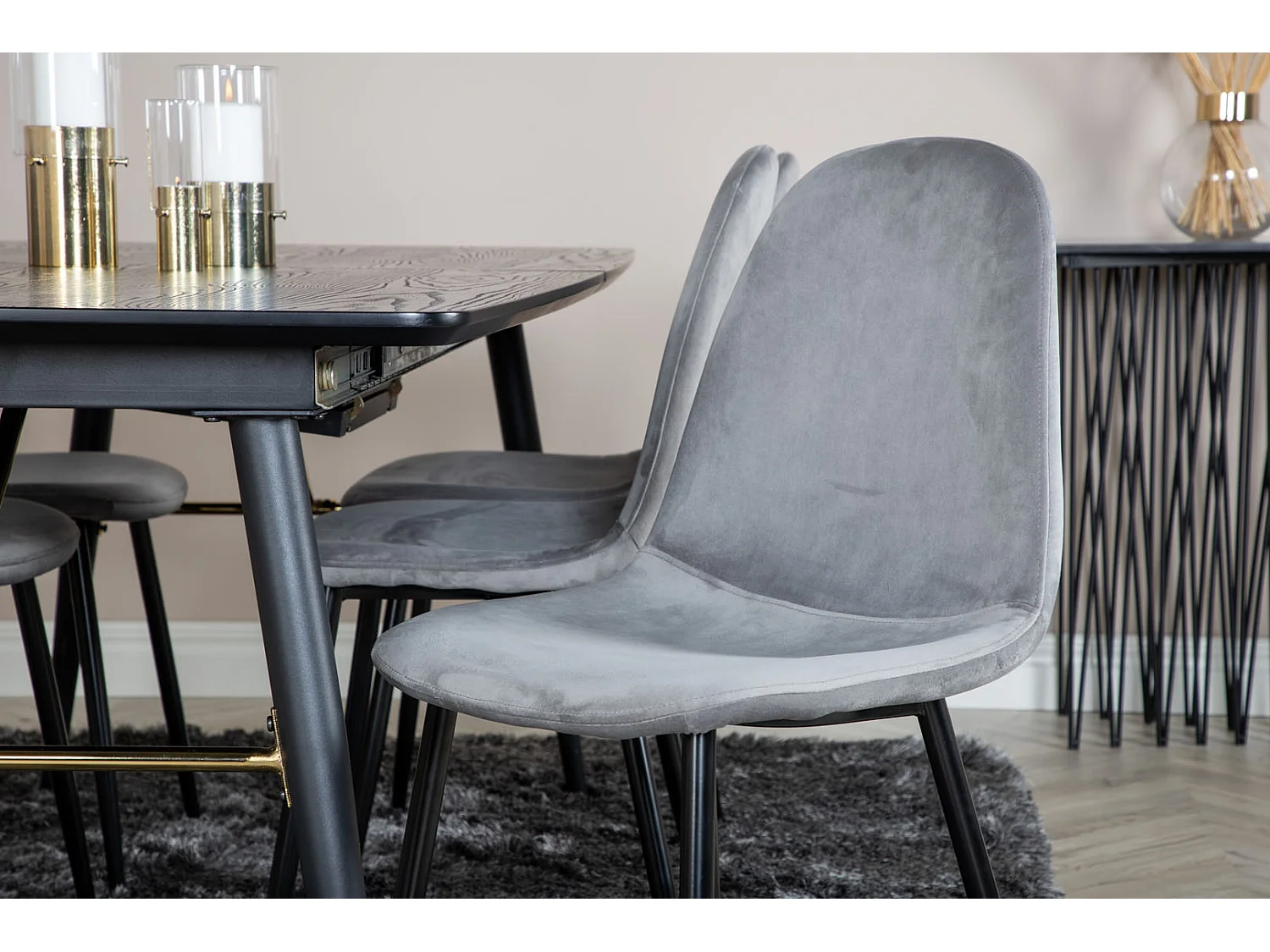Gold eethoek eetkamertafel uitschuifbare tafel lengte cm 180 / 220 zwart en 6 Polar eetkamerstal velours grijs.