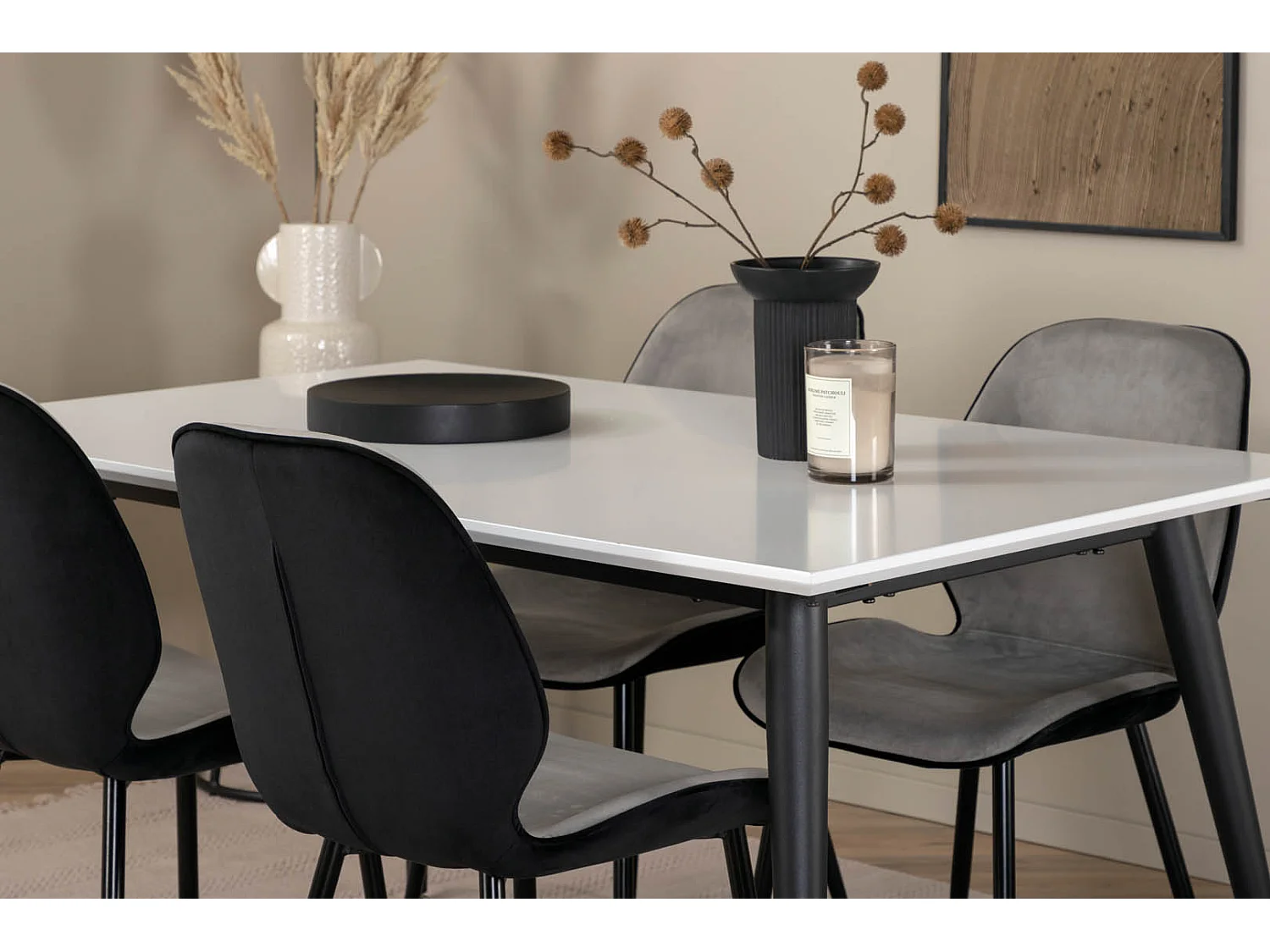 Jimmy150 eethoek eetkamertafel uitschuifbare tafel lengte cm 150 / 240 wit en 4 Emma eetkamerstal velours grijs,zwart.