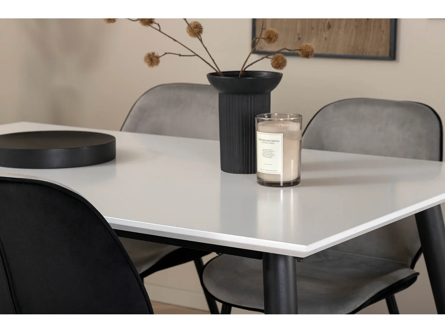 Jimmy150 eethoek eetkamertafel uitschuifbare tafel lengte cm 150 / 240 wit en 4 Emma eetkamerstal velours grijs,zwart.