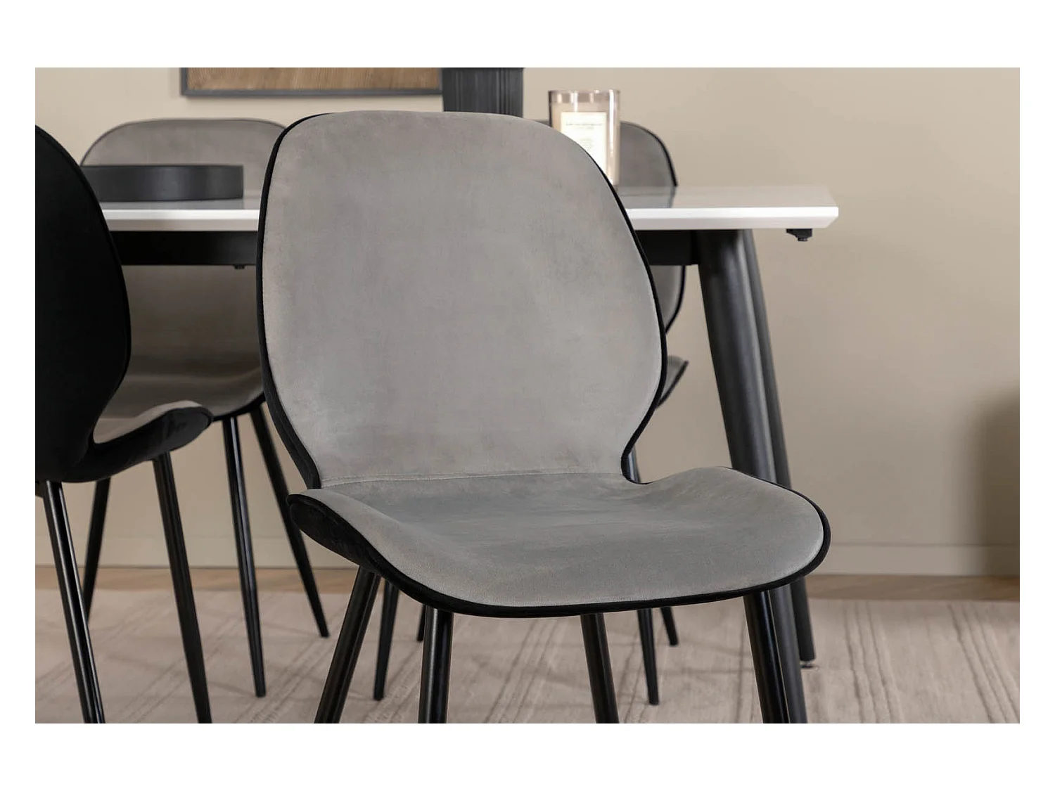 Jimmy150 eethoek eetkamertafel uitschuifbare tafel lengte cm 150 / 240 wit en 4 Emma eetkamerstal velours grijs,zwart.