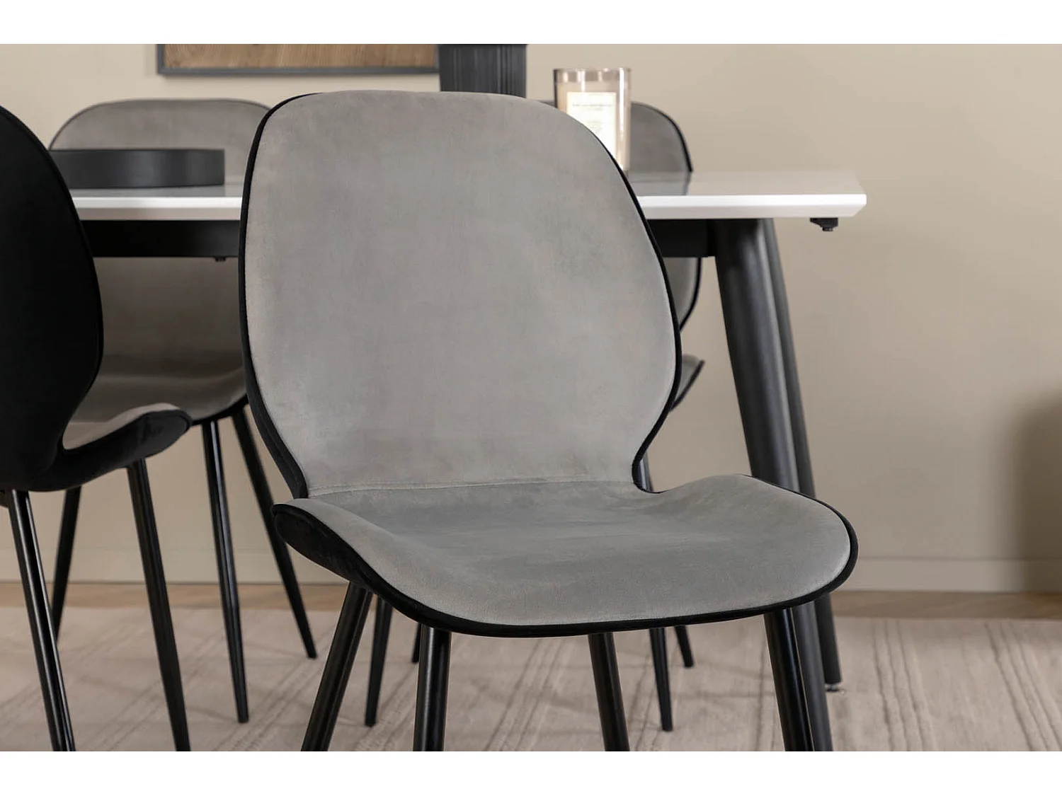 Jimmy150 eethoek eetkamertafel uitschuifbare tafel lengte cm 150 / 240 wit en 4 Emma eetkamerstal velours grijs,zwart.