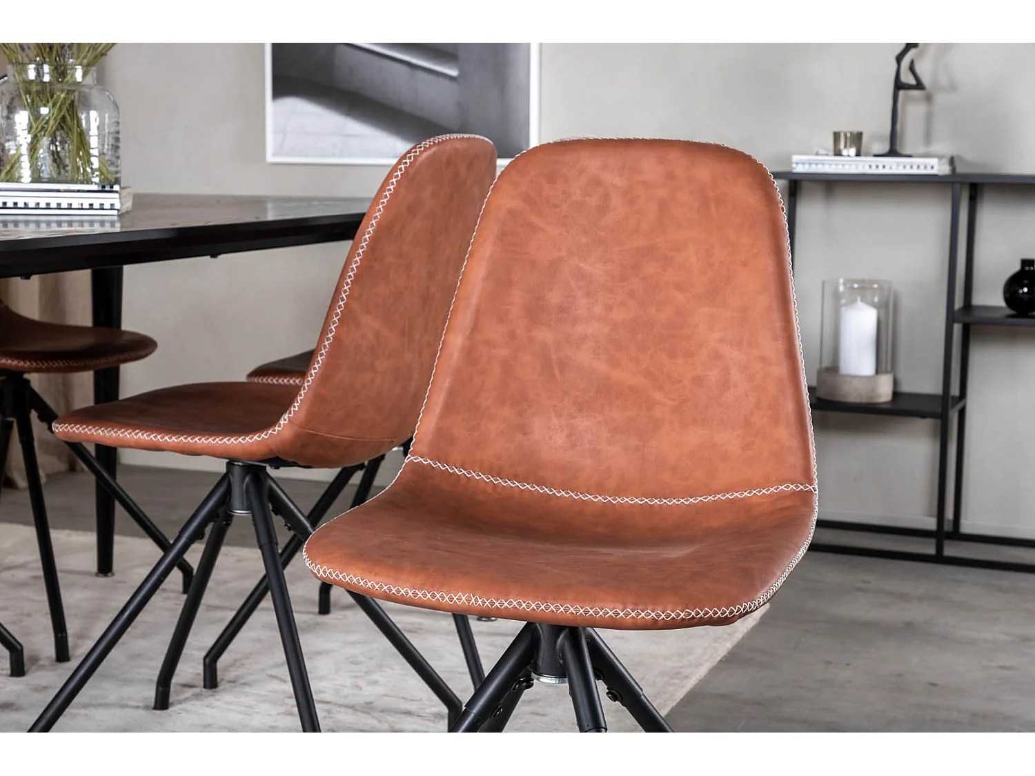 Dipp180x90BLBL eethoek eetkamertafel zwart en 6 Polar eetkamerstal PU kunstleer bruin.