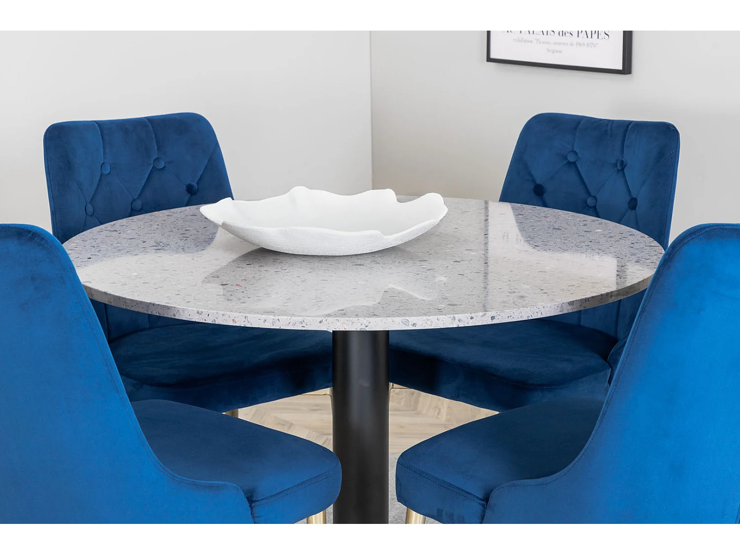 RazziaGR ensemble table, table terrazzo gris et 4 Velvet Deluxe chaises Velours bleu, laiton décor.