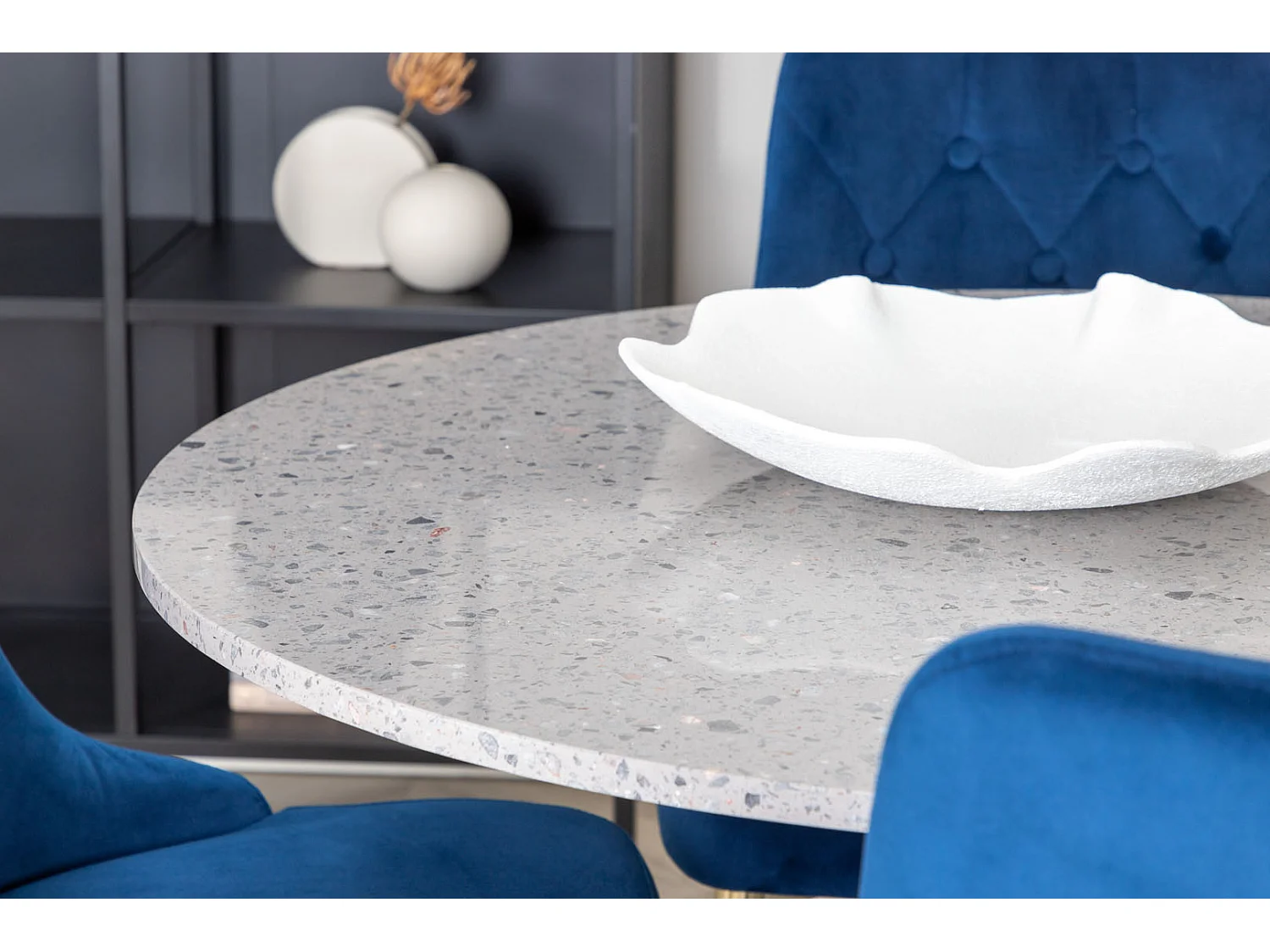 RazziaGR ensemble table, table terrazzo gris et 4 Velvet Deluxe chaises Velours bleu, laiton décor.