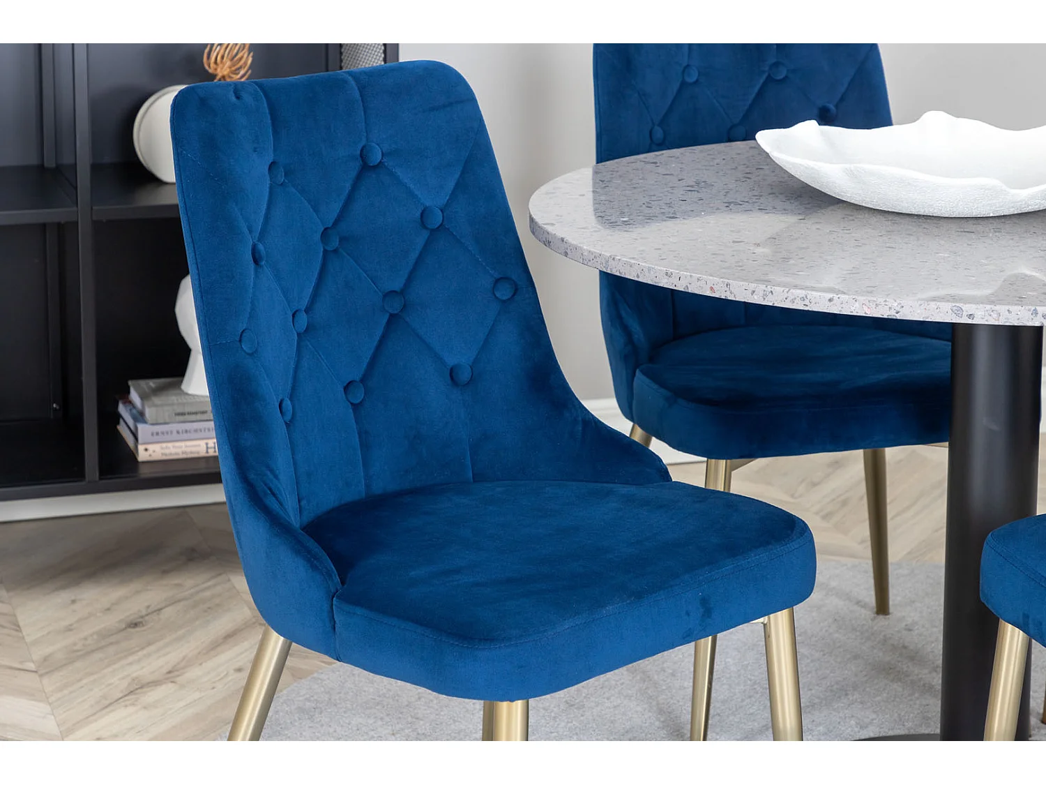 RazziaGR ensemble table, table terrazzo gris et 4 Velvet Deluxe chaises Velours bleu, laiton décor.