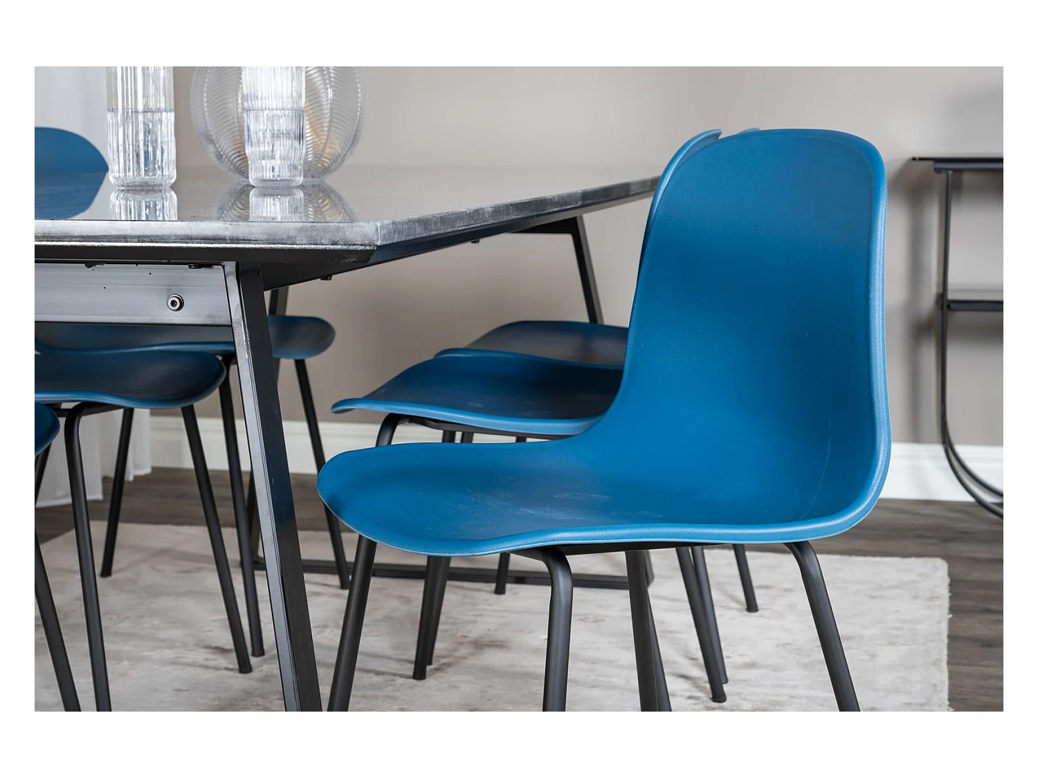 EstelleBLBL ensemble table, table noir, marbre et 6 Arctic chaises bleu, noir.
