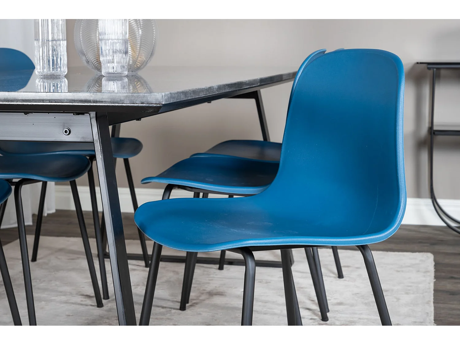 EstelleBLBL ensemble table, table noir, marbre et 6 Arctic chaises bleu, noir.