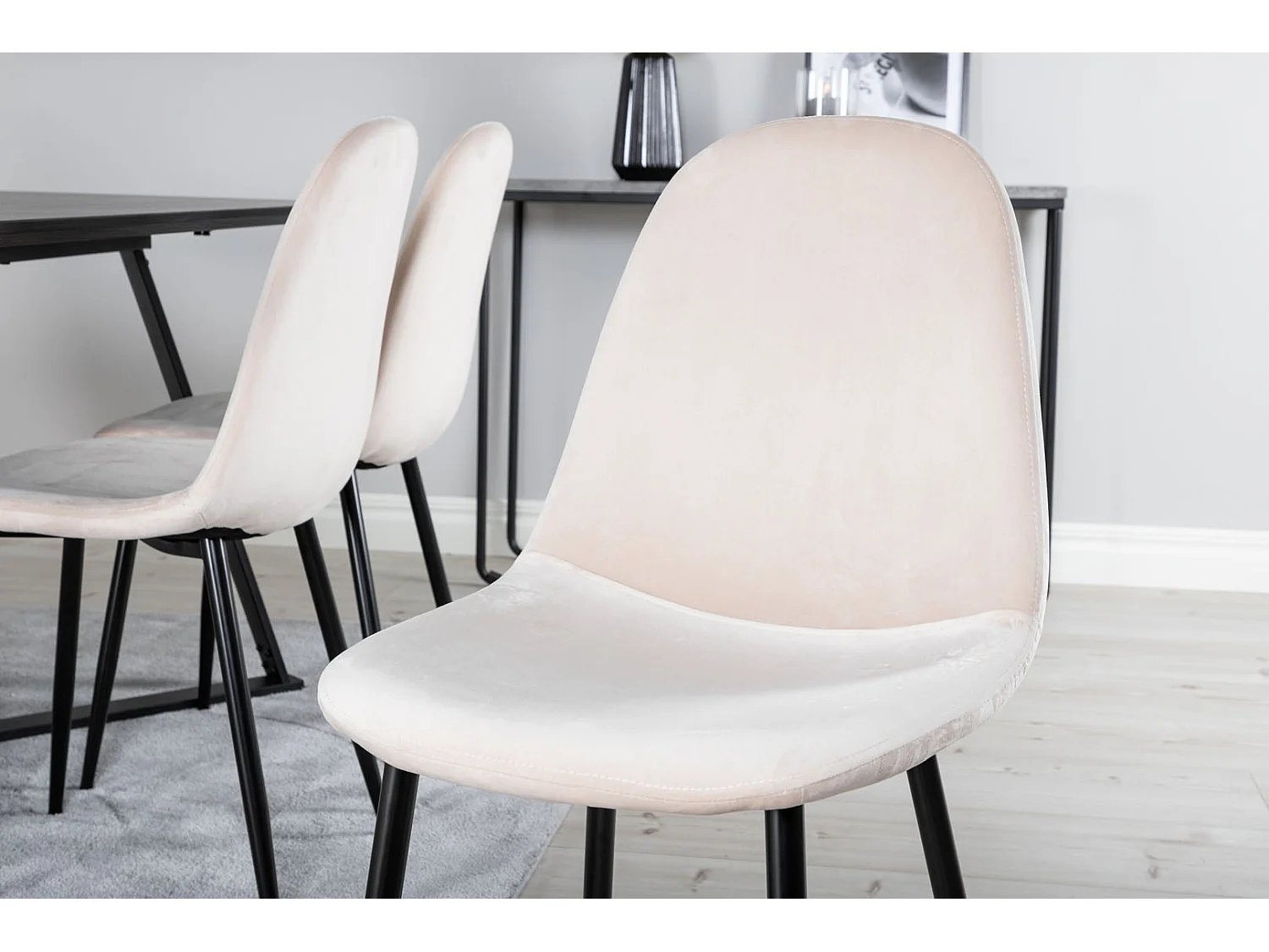 MarinaBLBL ensemble table, table noir et 6 Polar chaises Velours beige.