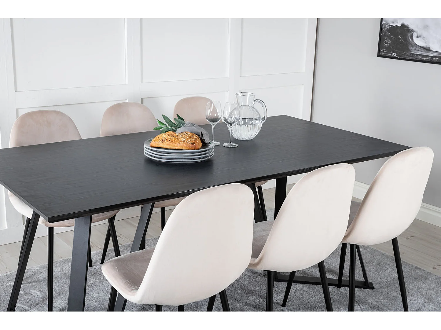MarinaBLBL ensemble table, table noir et 6 Polar chaises Velours beige.