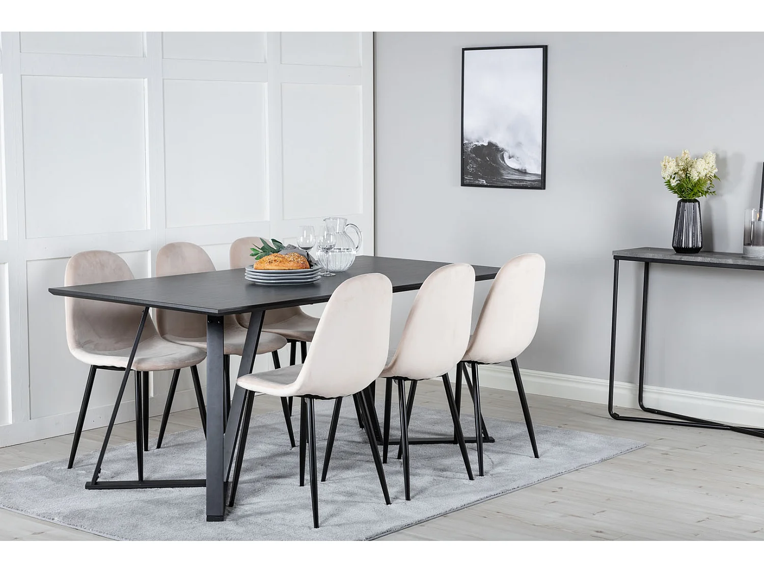 MarinaBLBL eethoek eetkamertafel zwart en 6 Polar eetkamerstal velours beige.