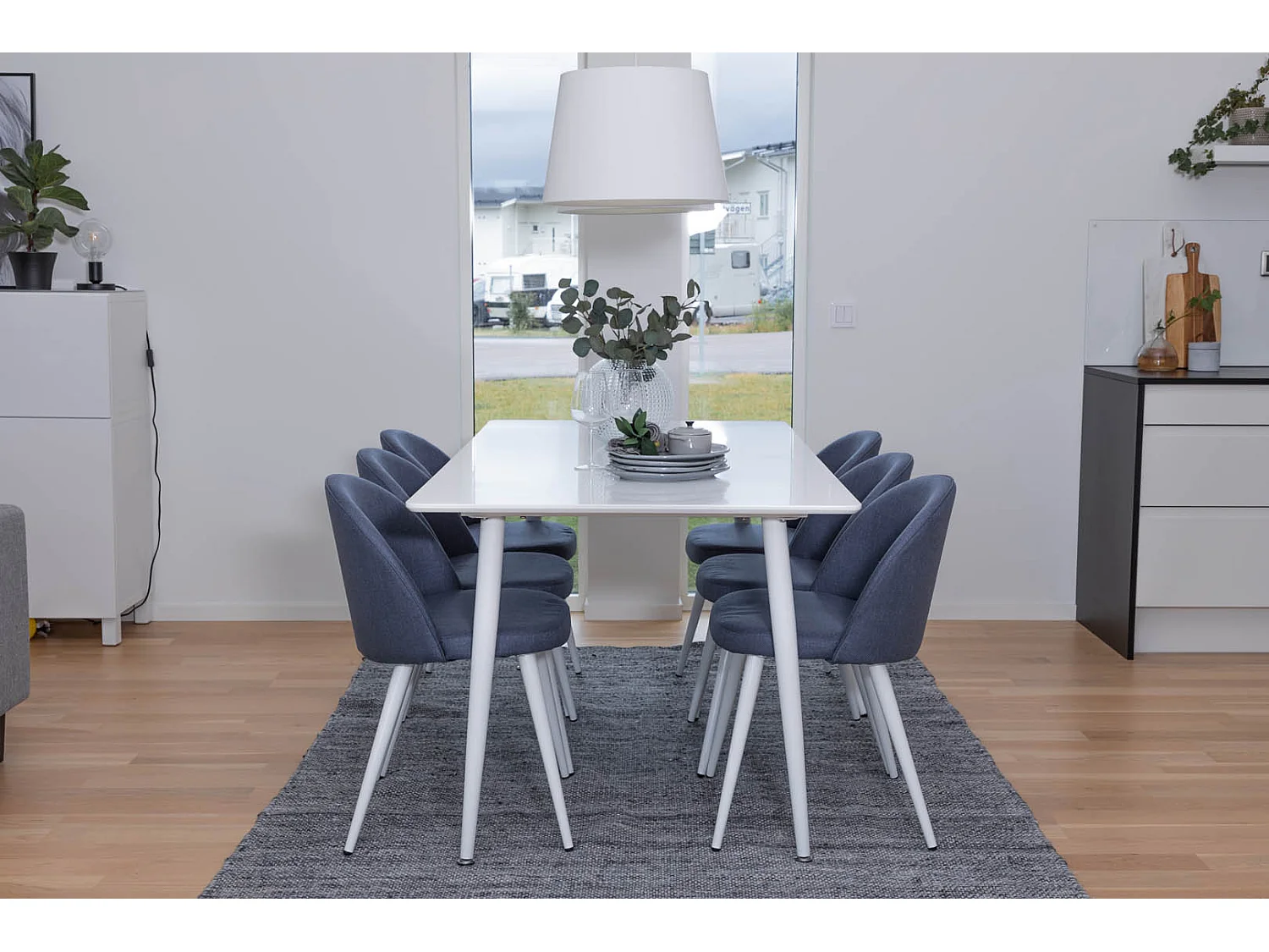 Polar180X90WHWH ensemble table, table blanc et 6 Velvet chaises bleu.