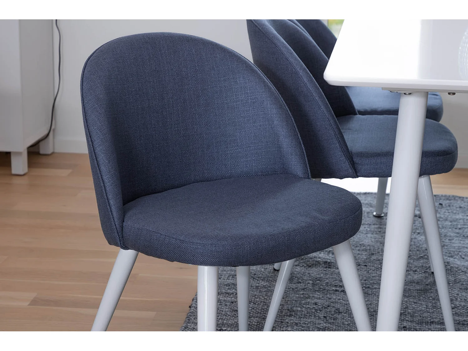 Polar180X90WHWH eethoek eetkamertafel wit en 6 Velvet eetkamerstal blauw.