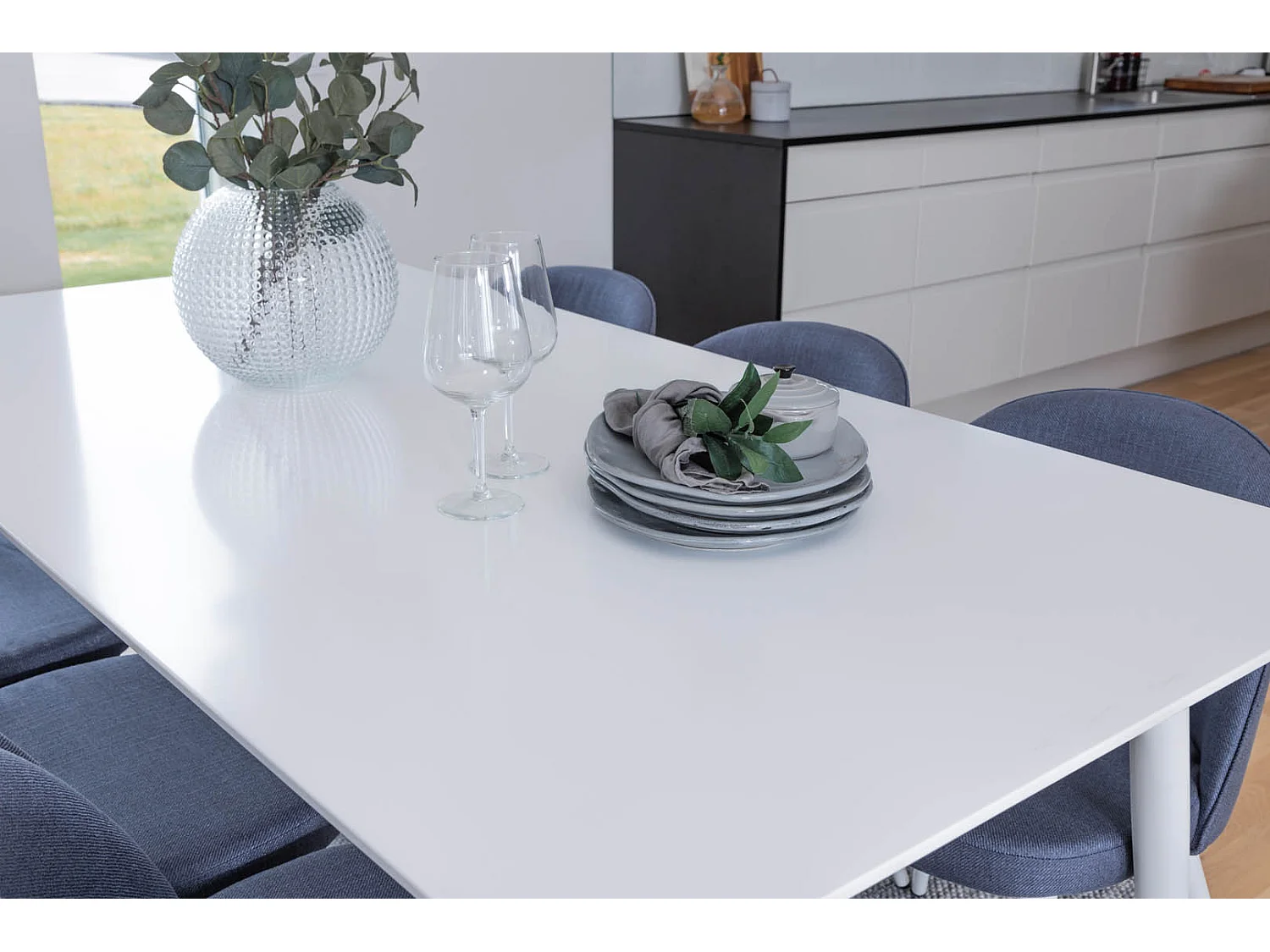 Polar180X90WHWH eethoek eetkamertafel wit en 6 Velvet eetkamerstal blauw.
