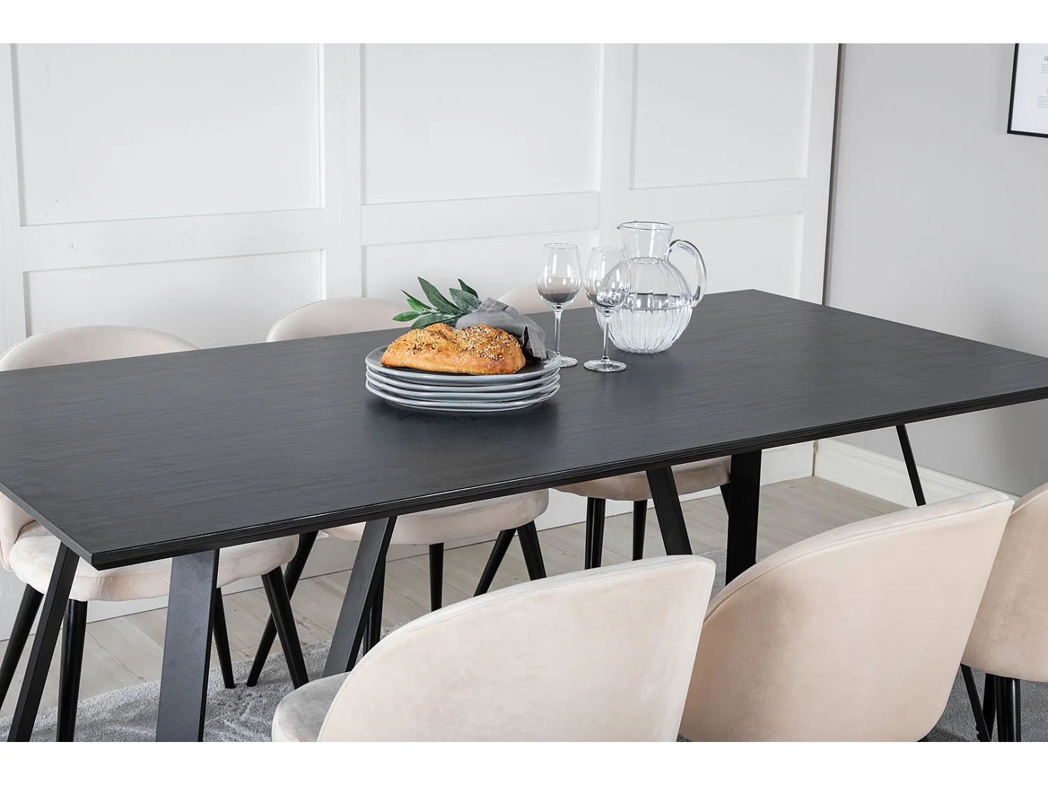 MarinaBLBL eethoek eetkamertafel zwart en 6 Velvet eetkamerstal velours beige, zwart.