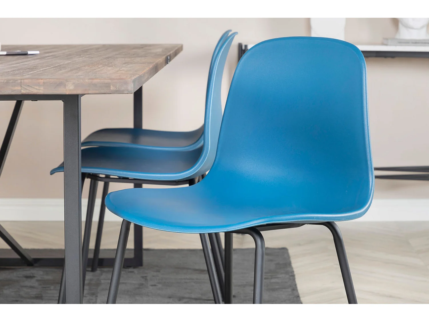 Padang ensemble table, table teck et 6 Arctic chaises bleu, noir.