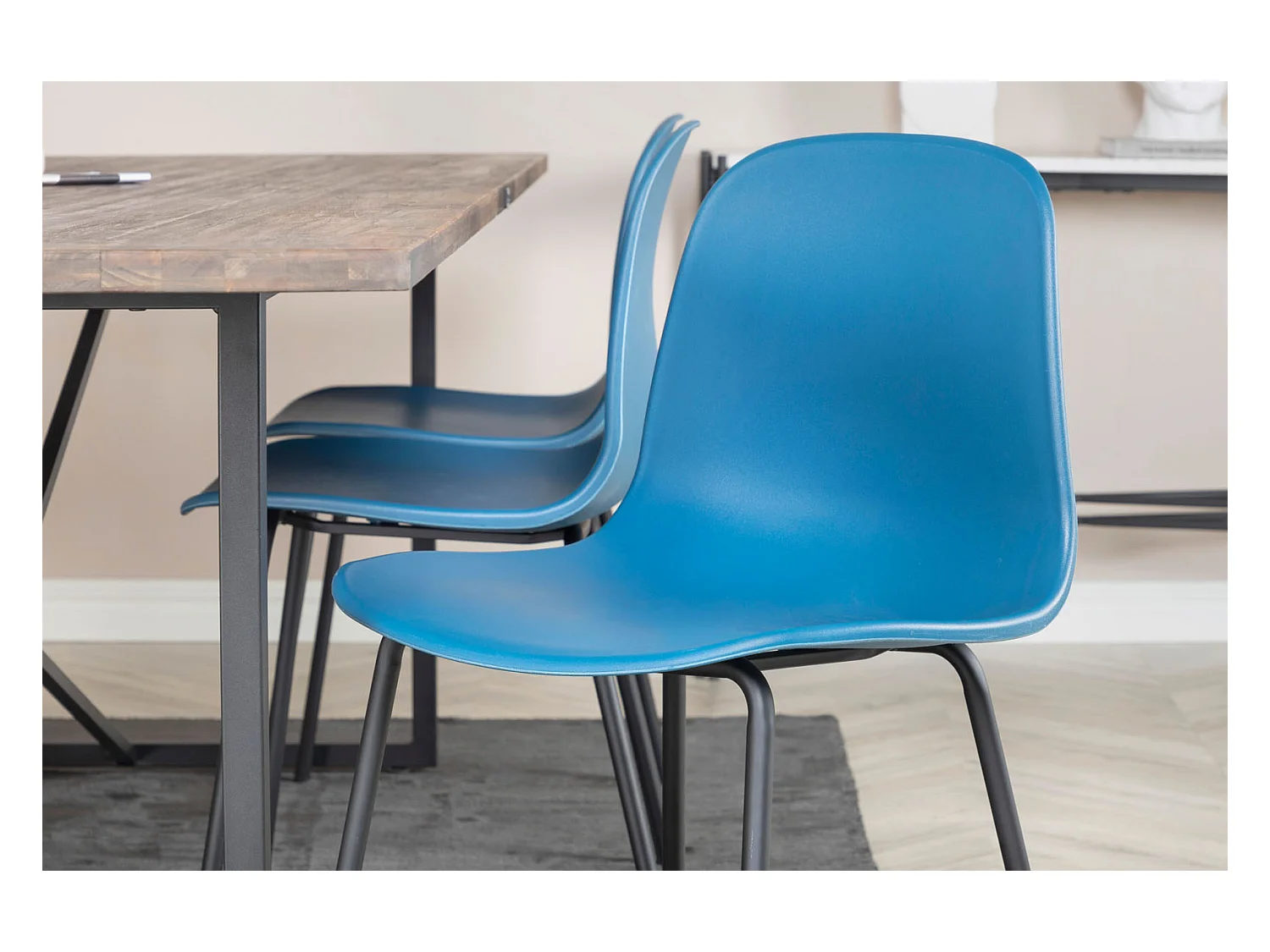 Padang Essgruppe Esstisch Teak und 6 Arctic Esszimmerstühle blau, schwarz.