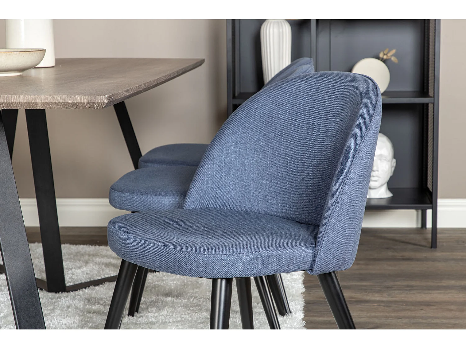 MarinaGRBL ensemble table, table El bois décor gris et 6 Velvet chaises bleu.