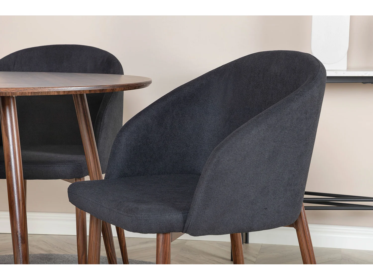 PlazaWA100 ensemble table, table noyer décor et 4 Arch chaises noir.