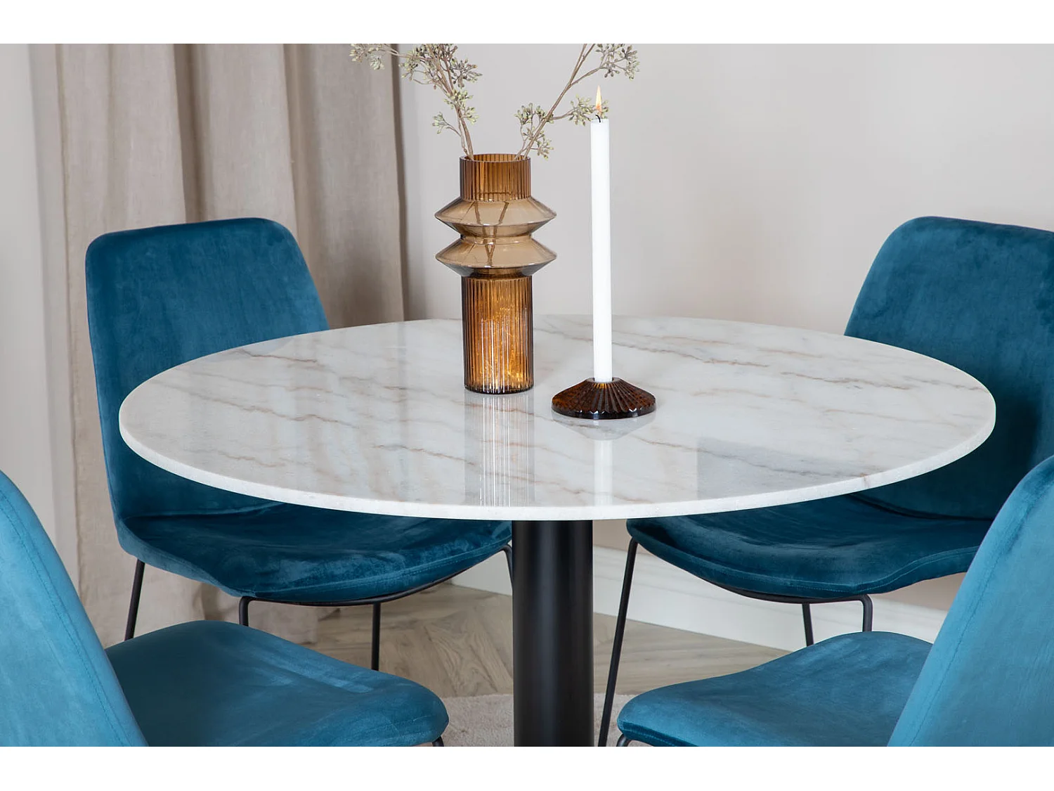 EstelleØ106WHBL ensemble table, table blanc, marbre et 4 Muce chaises Velours bleu.