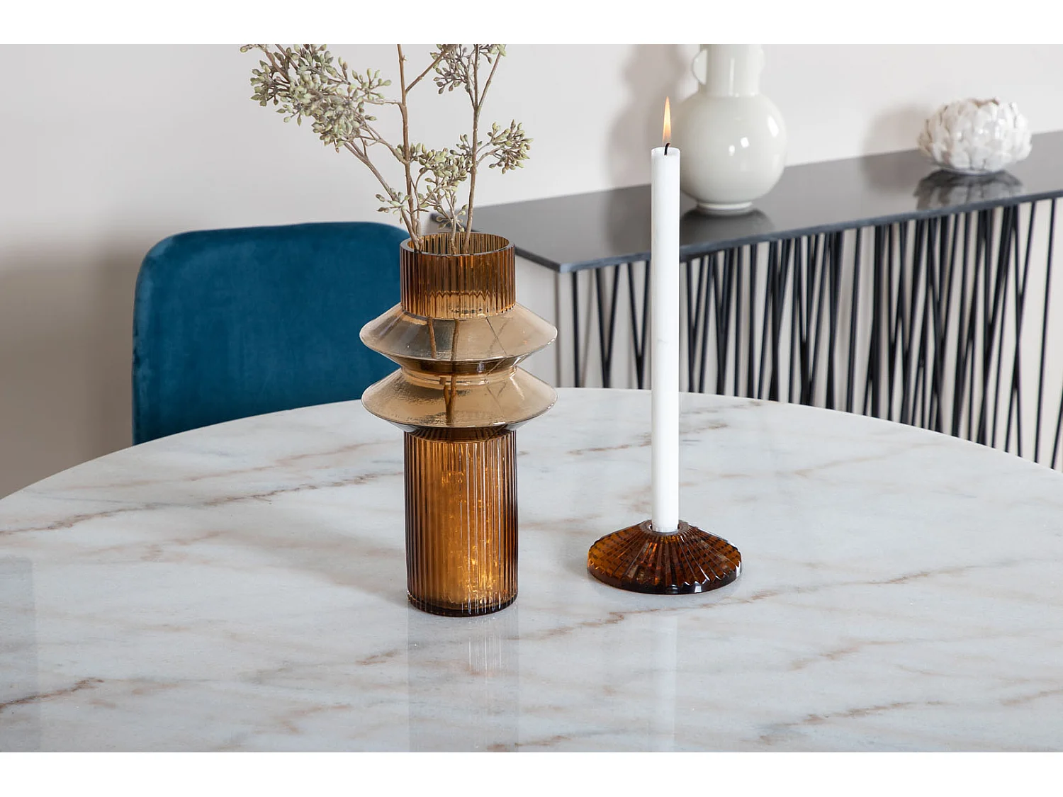 EstelleØ106WHBL ensemble table, table blanc, marbre et 4 Muce chaises Velours bleu.