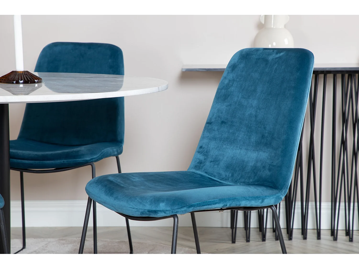 EstelleØ106WHBL eethoek eetkamertafel wit, marmer en 4 Muce eetkamerstal velours blauw.