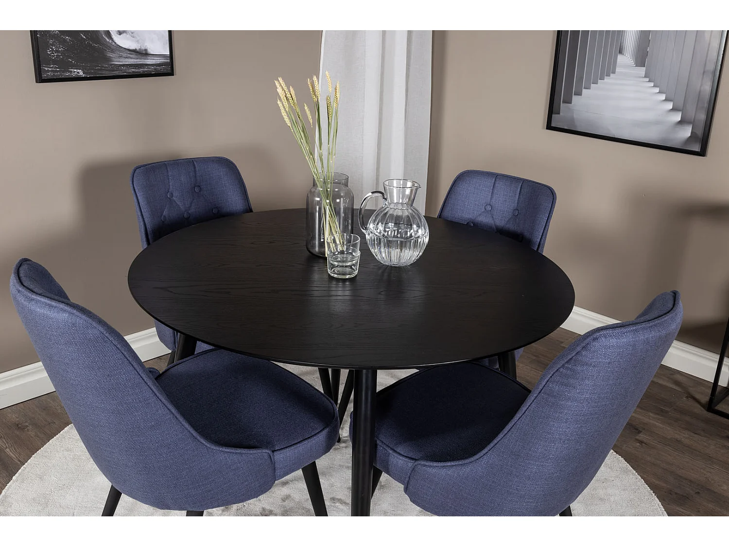 DippØ115BLBL eethoek eetkamertafel zwart en 4 Velvet Deluxe eetkamerstal blauw, zwart.