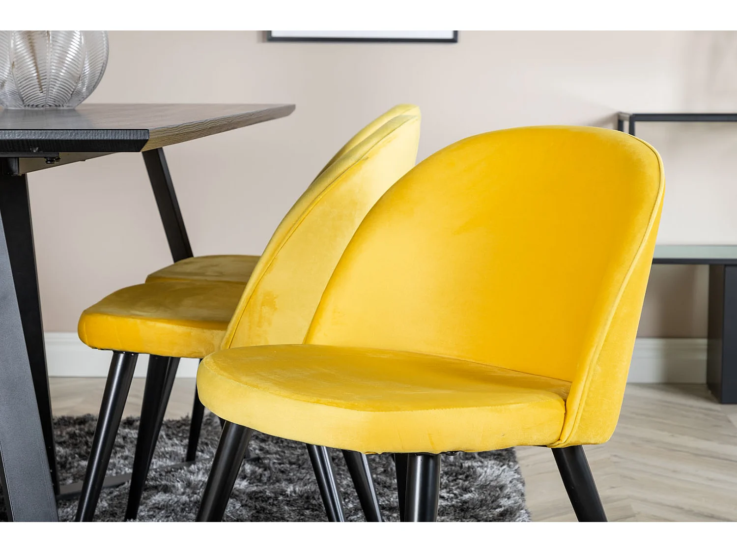 MarinaBLBL ensemble table, table noir et 6 Velvet chaises Velours jaune, noir.