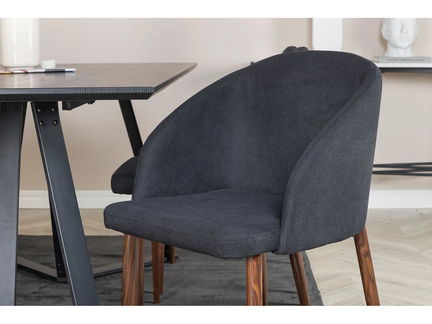 MarinaBLBL ensemble table, table noir et 6 Arch chaises noir.