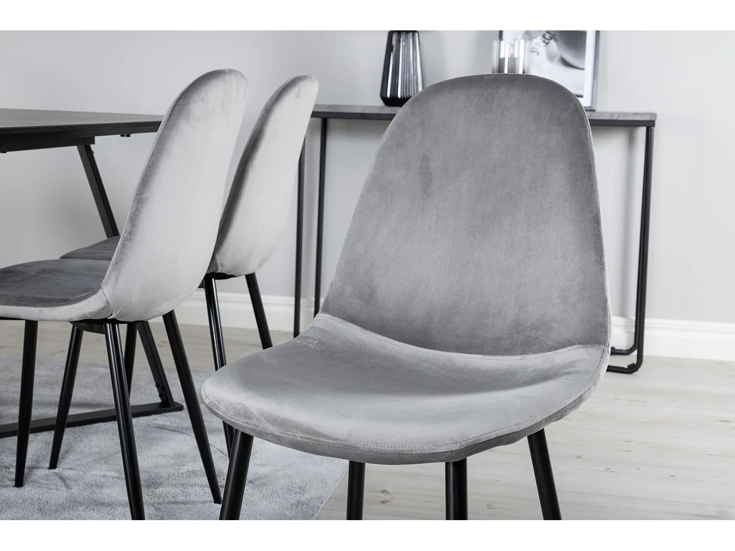 MarinaBLBL ensemble table, table noir et 6 Polar chaises Velours gris.