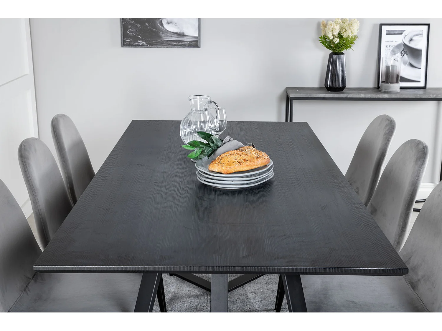 MarinaBLBL eethoek eetkamertafel zwart en 6 Polar eetkamerstal velours grijs.