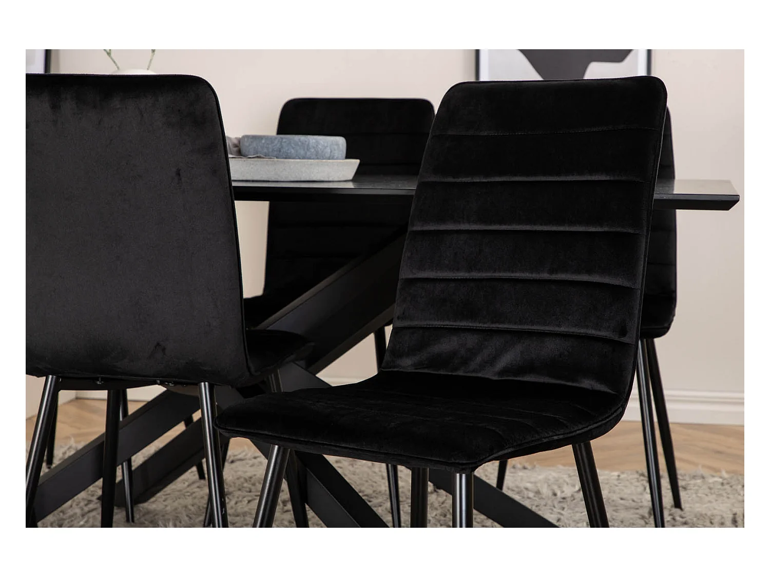 PiazzaBLBL Essgruppe Esstisch schwarz und 6 Windu Lyx Esszimmerstühle Velour schwarz.