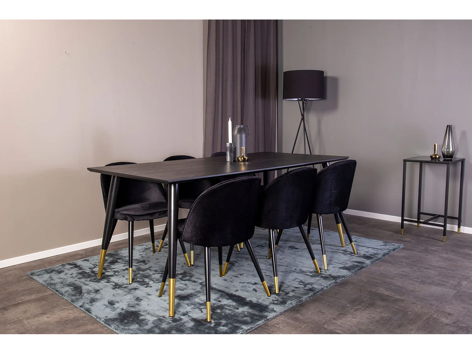 Dipp180x90BLBR eethoek eetkamertafel zwart en 6 Velvet eetkamerstal velours zwart, messing decor.