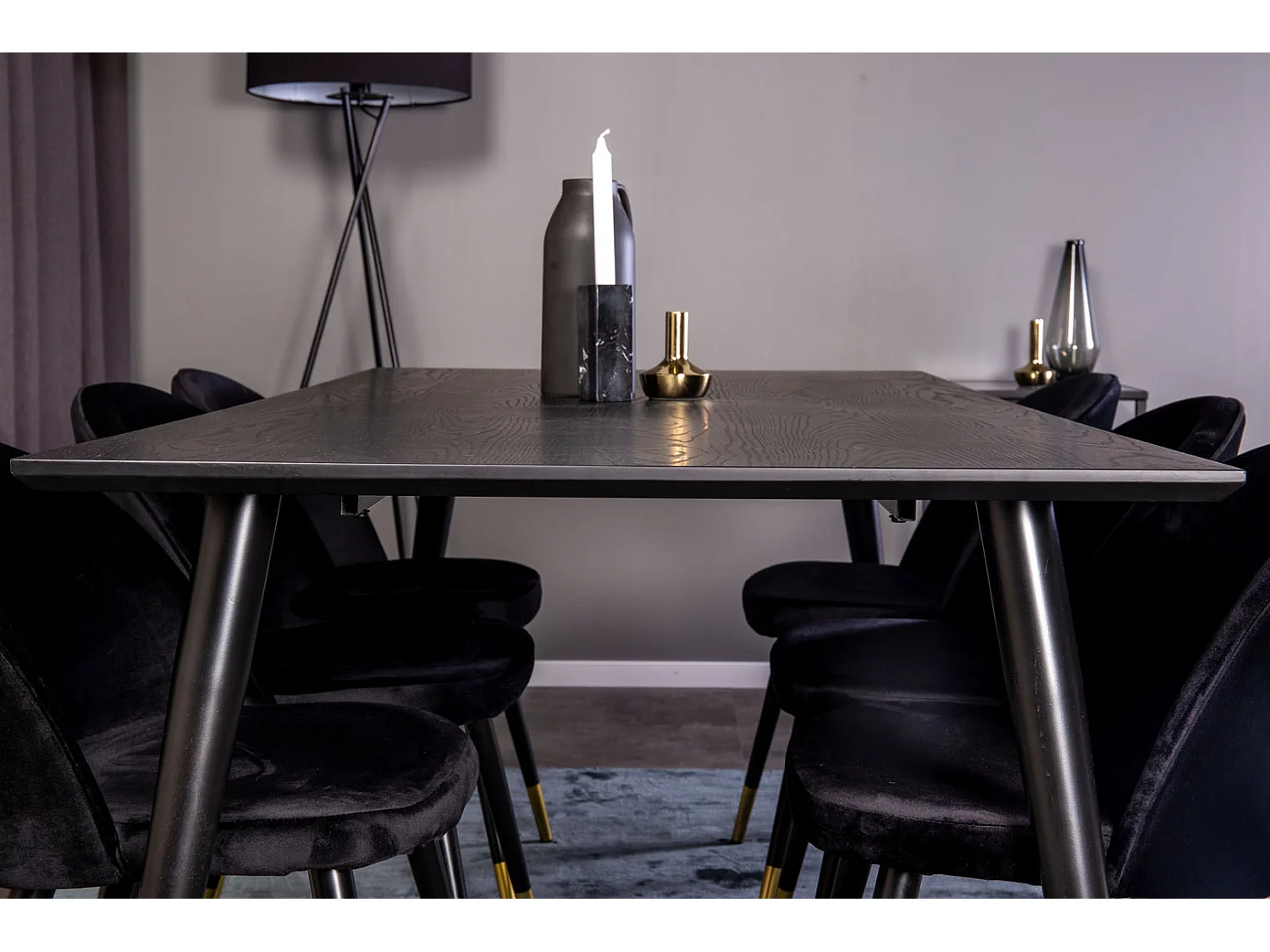 Dipp180x90BLBR eethoek eetkamertafel zwart en 6 Velvet eetkamerstal velours zwart, messing decor.