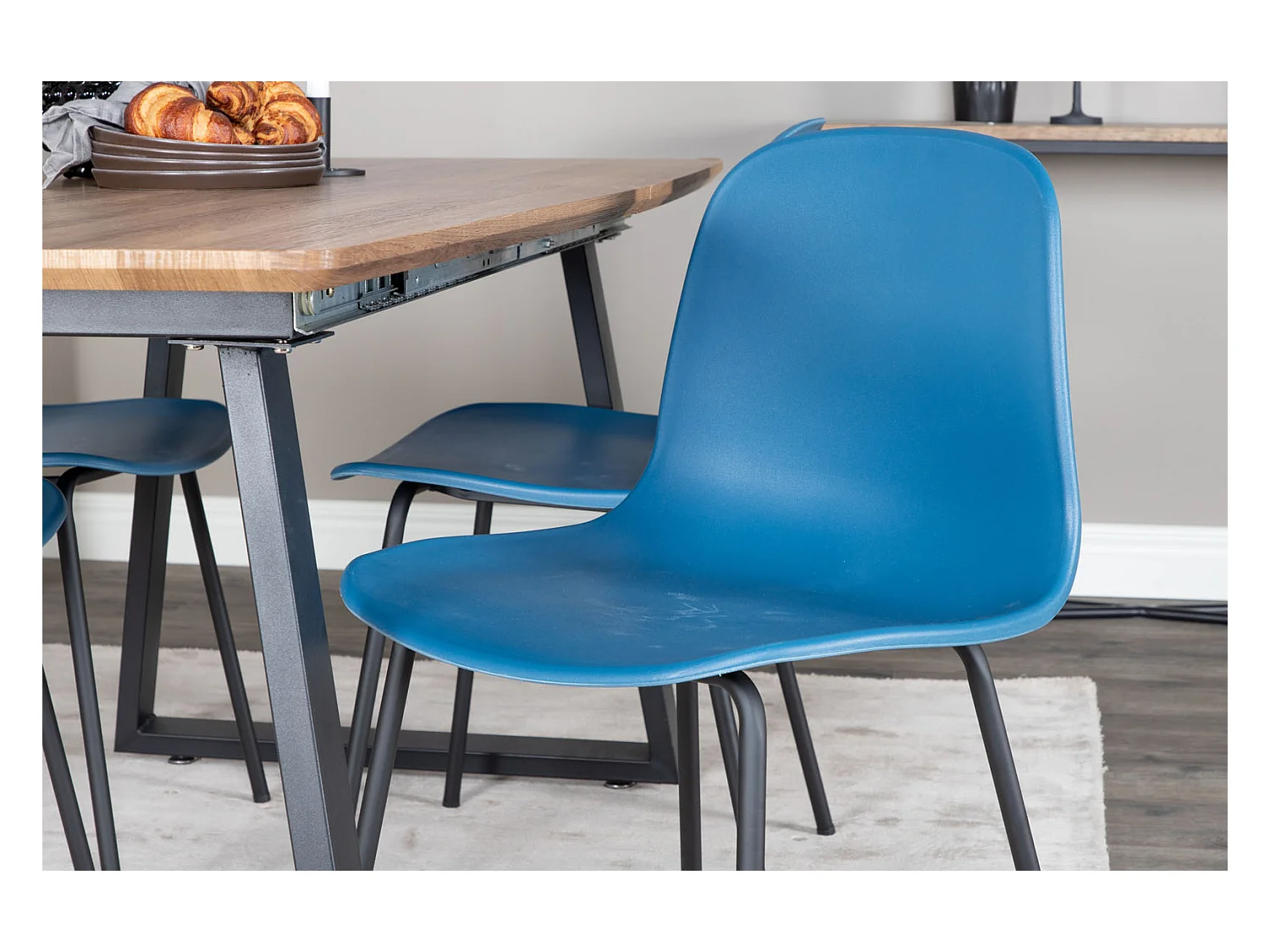 IncaNABL ensemble table, table extensible longueur cm160 / 200 El bois décor et 4 Arctic chaises bleu, noir.