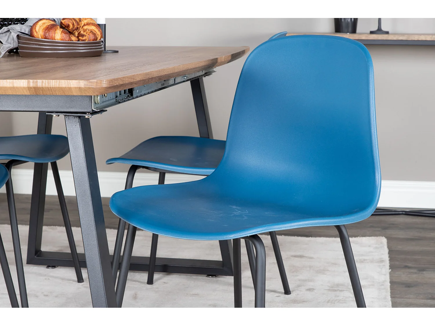 IncaNABL eethoek eetkamertafel uitschuifbare tafel lengte cm 160 / 200 el hout decor en 4 Arctic eetkamerstal blauw, zwart.