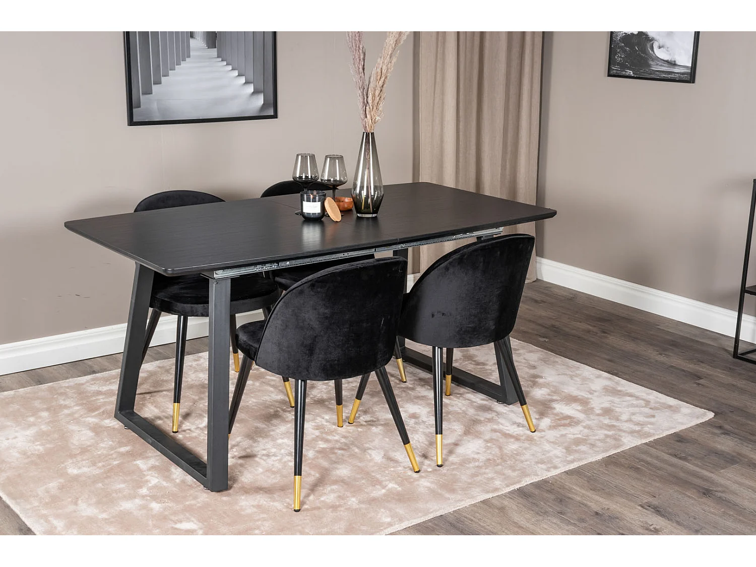 IncaBLBL ensemble table, table extensible longueur cm160 / 200 noir et 4 Velvet chaises Velours noir, laiton décor.