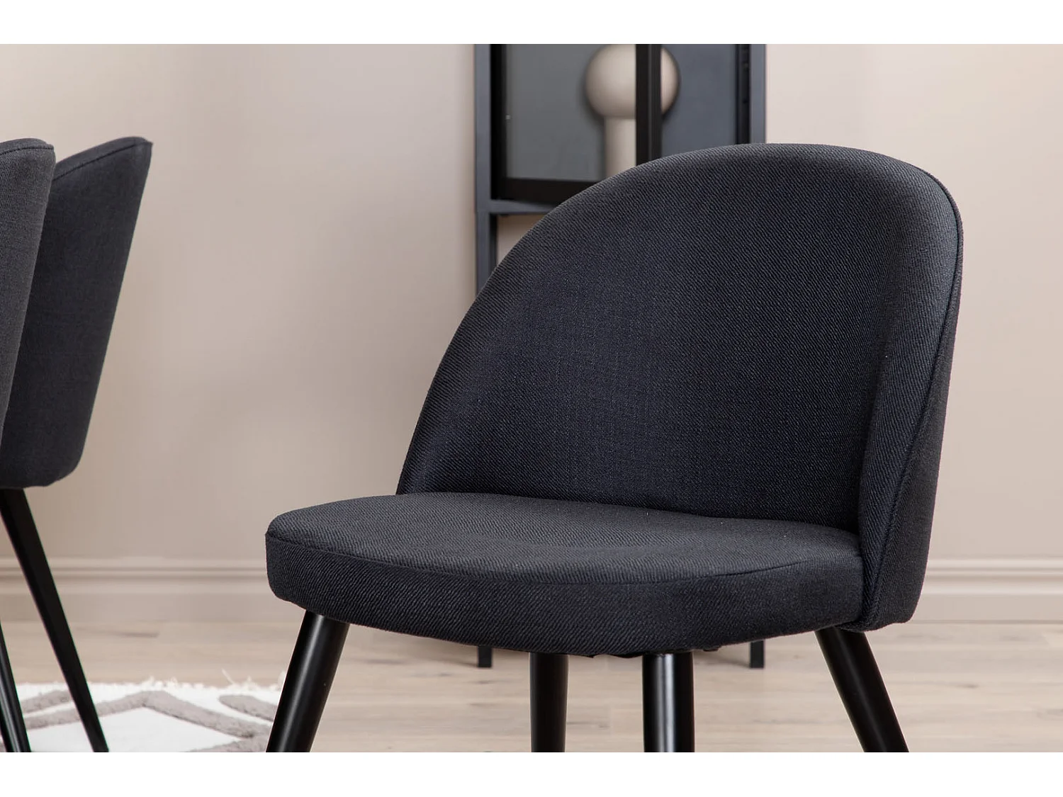 PiazzaGRBL Essgruppe Esstisch grau und 6 Velvet Esszimmerstühle schwarz.