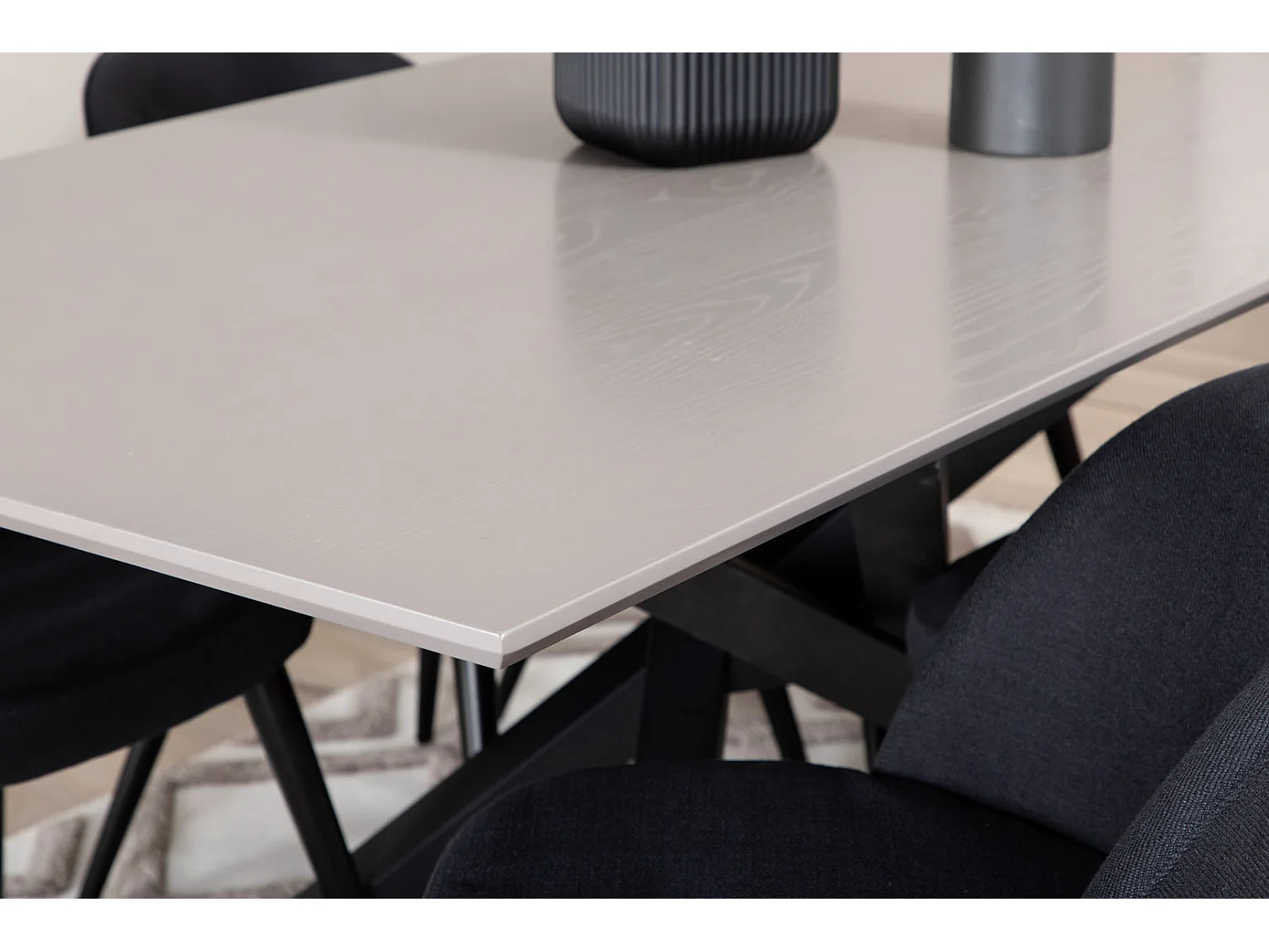 PiazzaGRBL Essgruppe Esstisch grau und 6 Velvet Esszimmerstühle schwarz.