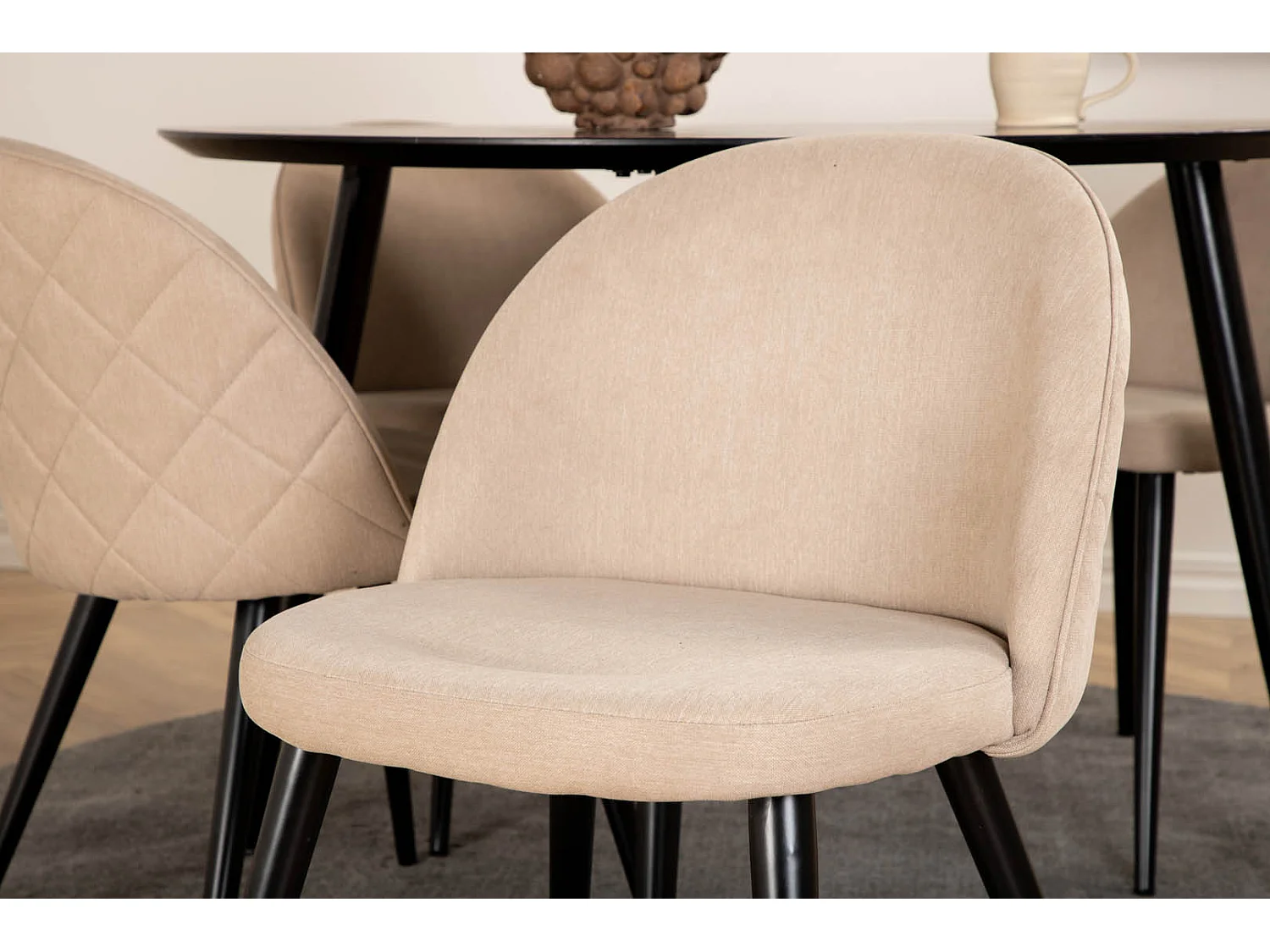 DippØ115BLBL ensemble table, table noir et 4 Velvet Stitches chaises beige.