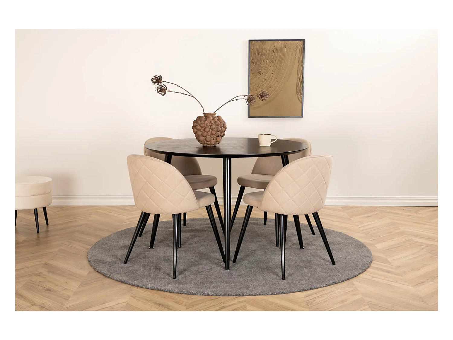 DippØ115BLBL ensemble table, table noir et 4 Velvet Stitches chaises beige.