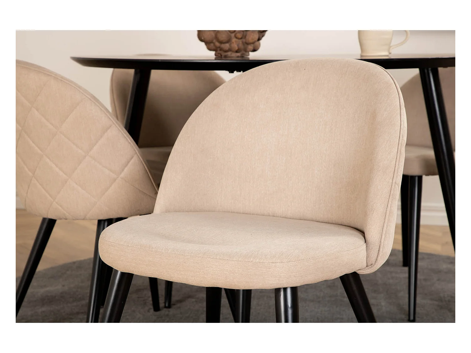 DippØ115BLBL Essgruppe Esstisch schwarz und 4 Velvet Stitches Esszimmerstühle beige.