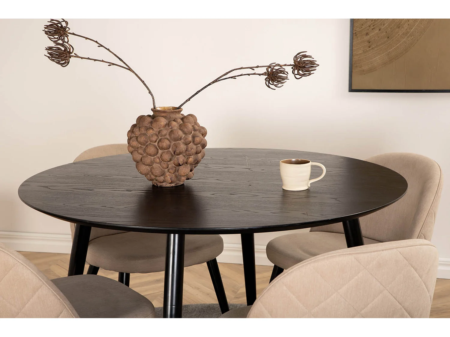 DippØ115BLBL eethoek eetkamertafel zwart en 4 Velvet Stitches eetkamerstal beige.