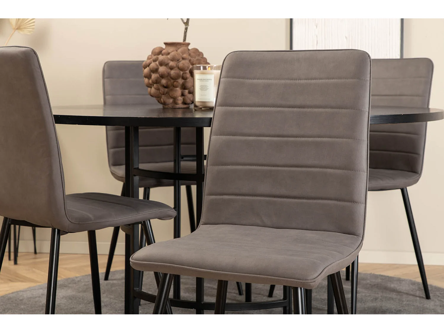 Copenhagen ensemble table, table marron et 4 Windu Lyx chaises gris.