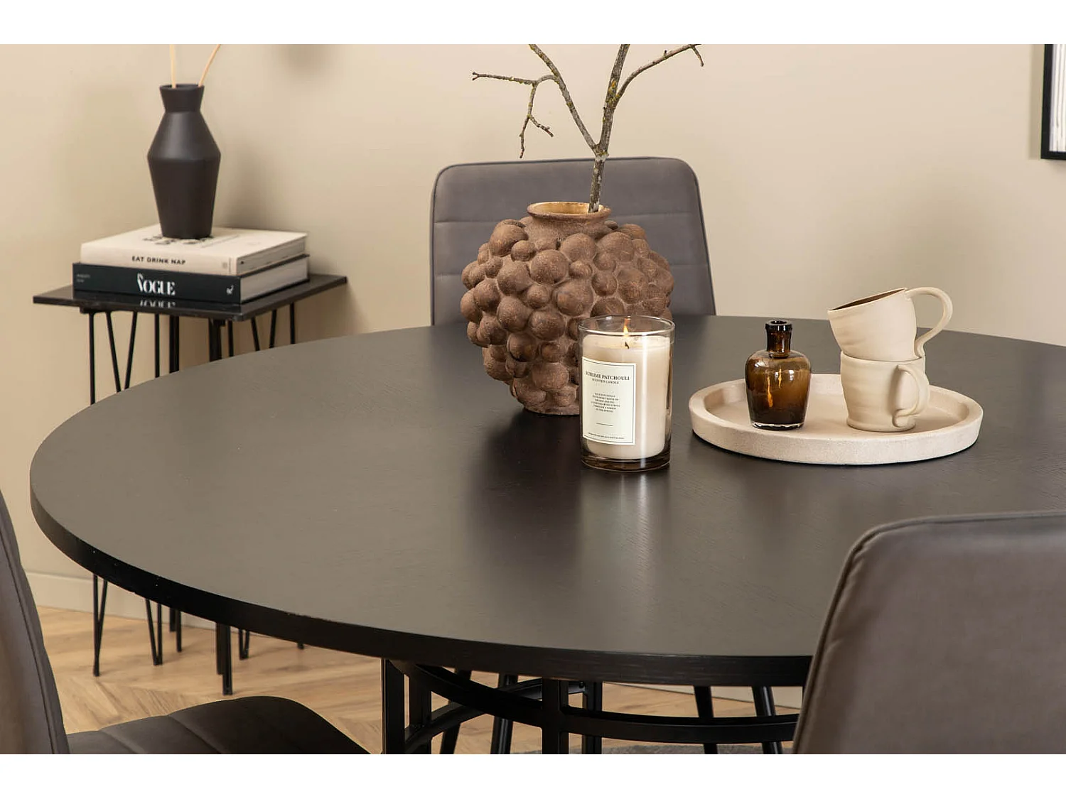 Copenhagen ensemble table, table marron et 4 Windu Lyx chaises gris.