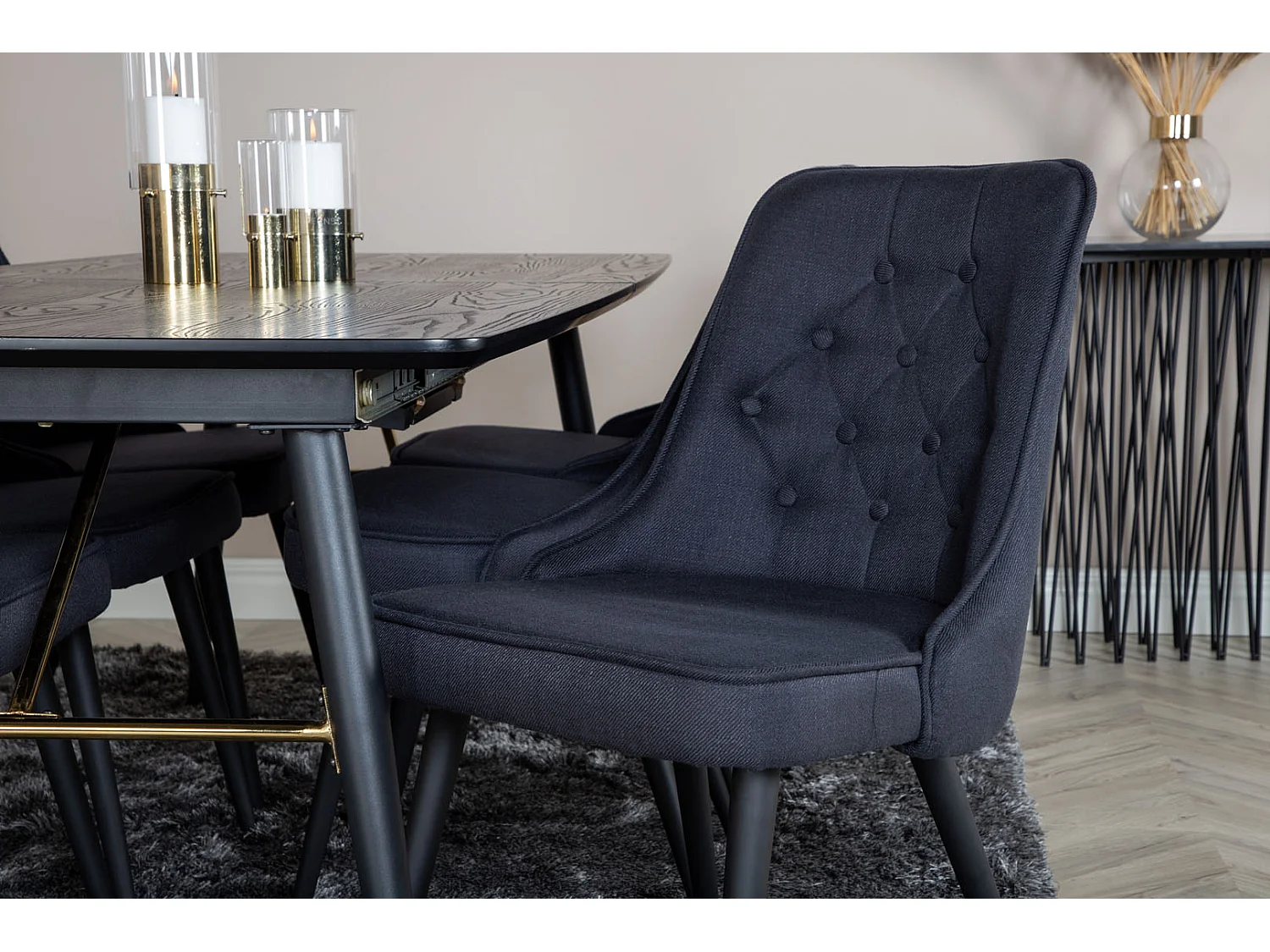 Gold Essgruppe Esstisch Ausziehbarer Tisch Länge cm 180 / 220 schwarz und 6 Velvet Deluxe Esszimmerstühle schwarz.