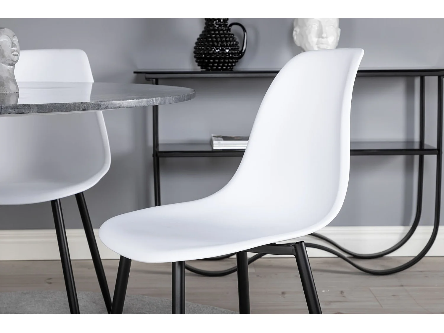 EstelleØ106BLBL ensemble table, table noir, marbre et 4 Polar chaises blanc.