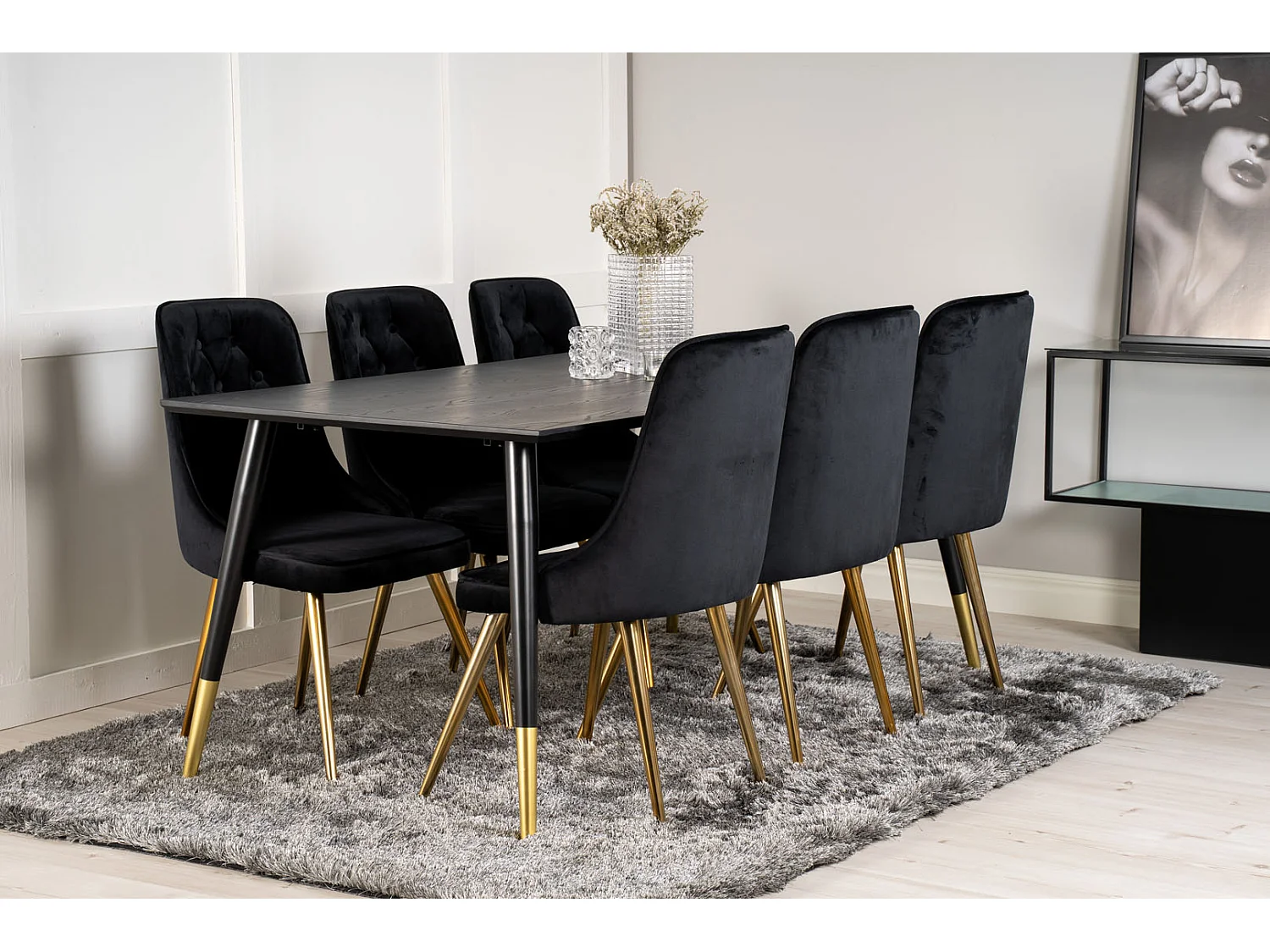 Dipp180x90BLBR eethoek eetkamertafel zwart en 6 Velvet Deluxe eetkamerstal velours zwart, messing decor.