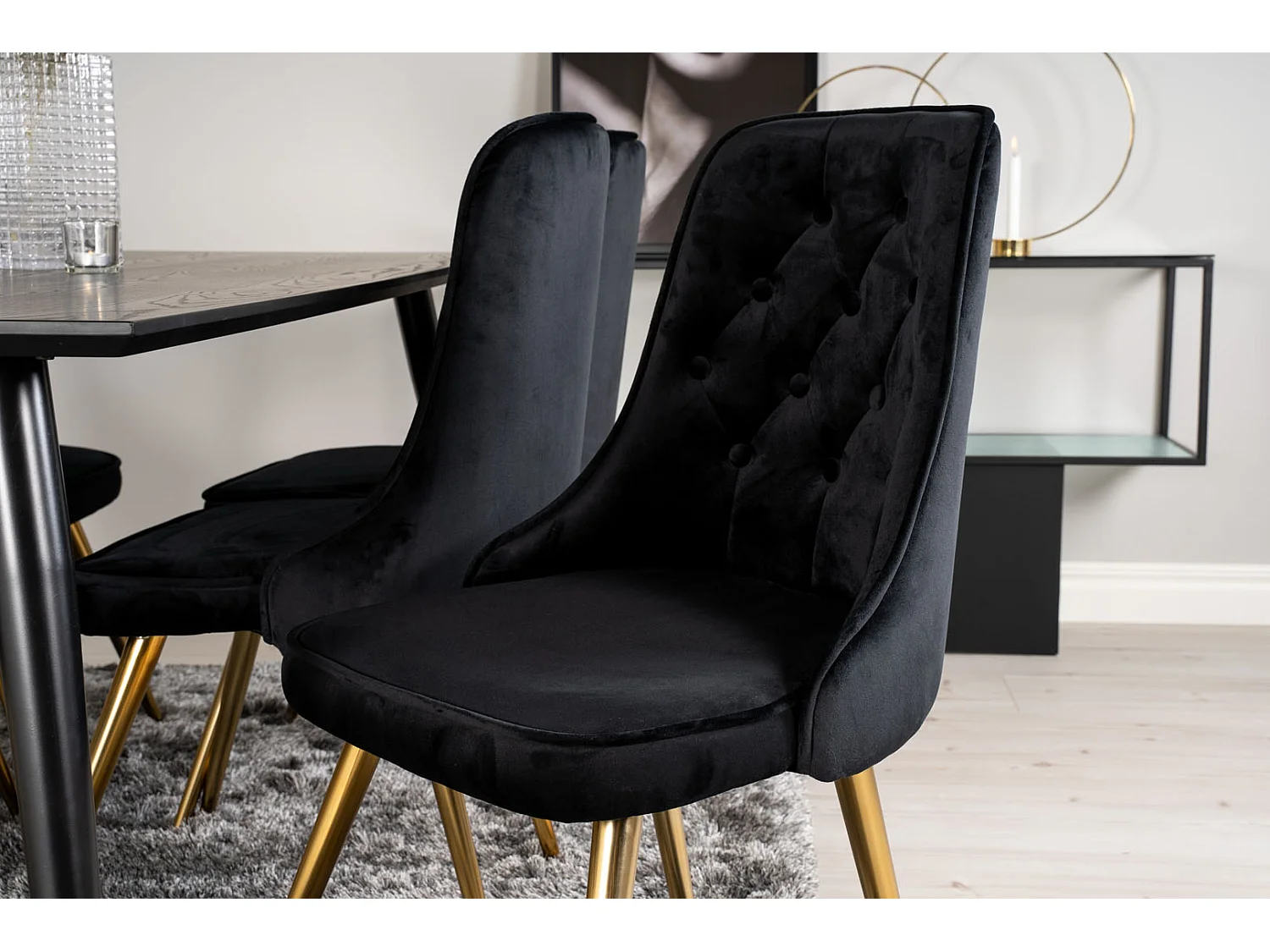 Dipp180x90BLBR eethoek eetkamertafel zwart en 6 Velvet Deluxe eetkamerstal velours zwart, messing decor.